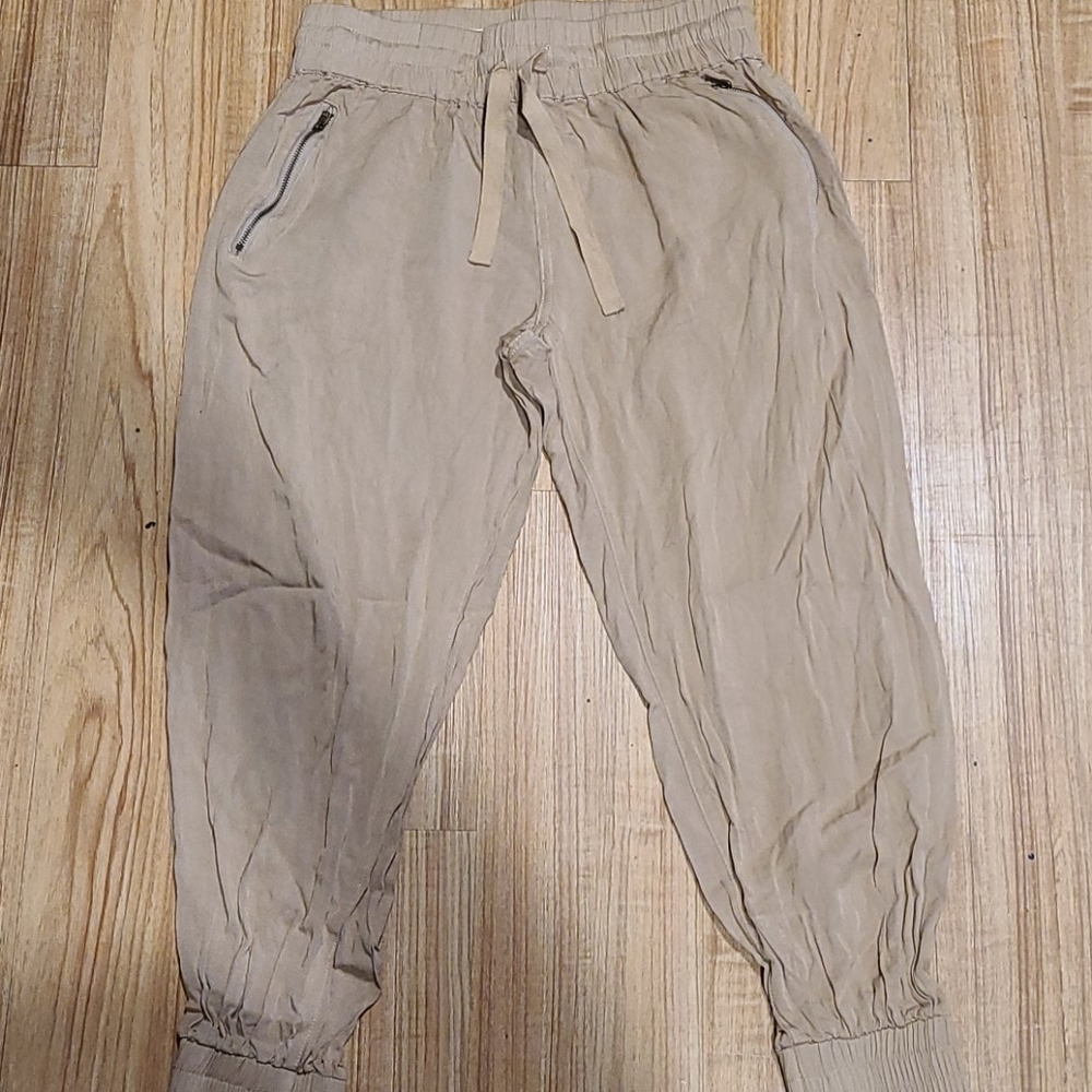 Khaki colored cargo panta